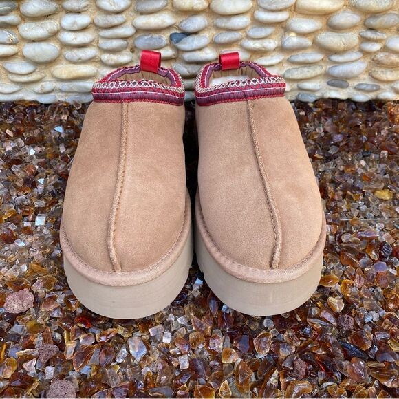 NWT New Elevates Tan Suede Slip-On Platform Slippers/Shoes w/Red Trim 9 - Picture 1 of 11